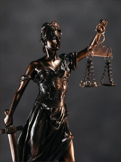 Escultura de la justicia con una balanza, recortada de la imagen proporcionada
